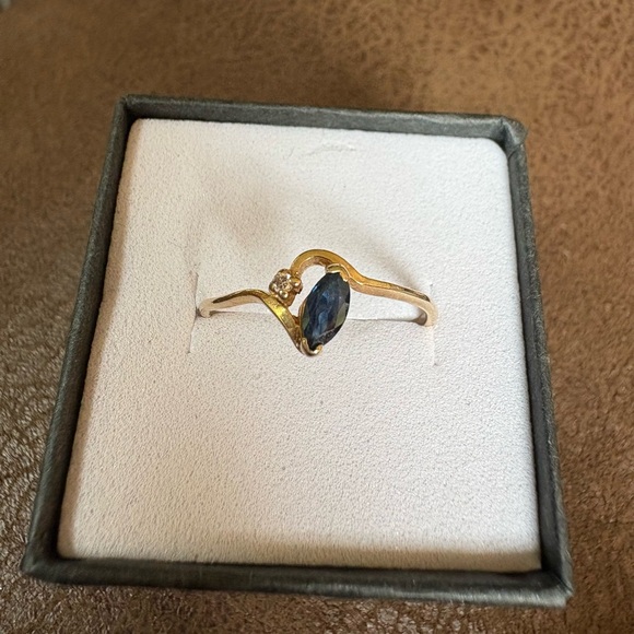 Elegant 14 Karat Gold Sapphire and Diamond Ring Size 7.5 - Picture 3 of 6